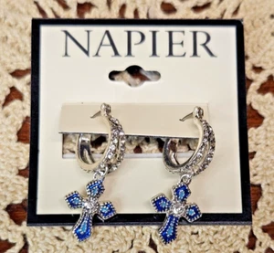NUEVO CON ETIQUETAS Pendientes colgantes Napier tono plata azul cruz pedrería azul y transparente - Imagen 1 de 3