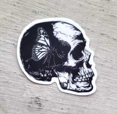 Boneca assombrada espírito ativo bruxa culto mal caveira escura borboleta adesivo 1 peça - Imagem 1 de 3