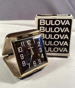 Reloj despertador de viaje Bulova vintage estuche marrón suizo ¡funciona! - Imagen 1 de 7