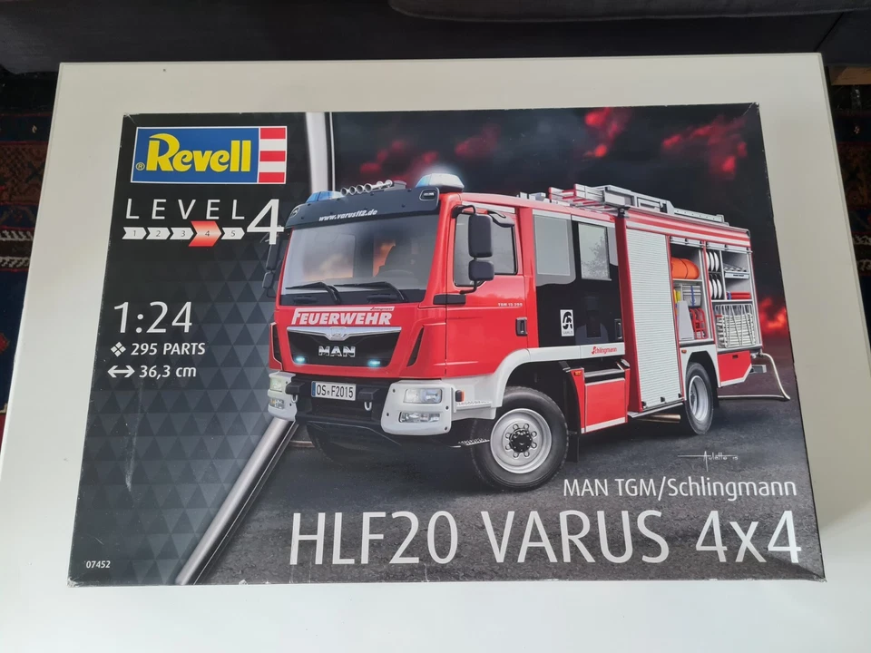 Revell 07452 MAN TGM Schlingmann HLF 20 Varus 4x4 Feuerwehr 1/24 - Immagine 1 di 3