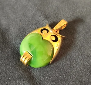 ciondolo in lucite verde a forma di gufo vintage americano anni 60 firma Trifari - Picture 1 of 4