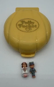 Polly Pocket Nancy’s Wedding Chapel gialla compatta 1989 vintage con 2 figurine - Foto 1 di 7