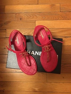 Chanel Sandalia Tanga Roja Entrelazada CC Talla 37 Con Bolsa Antipolvo Usada Foto 1 de 4