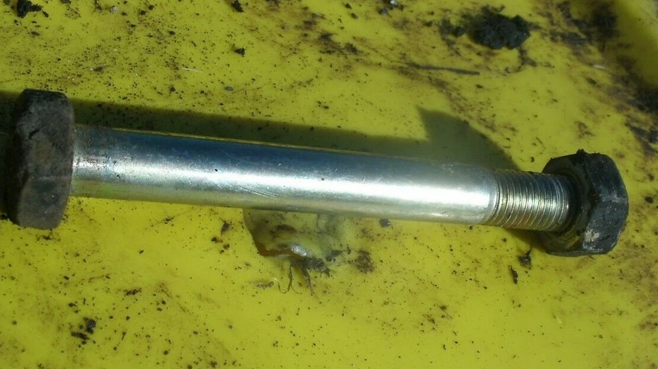 (1) 77-81 Datsun 210 brazo de control inferior delantero al perno de montaje de la base del motor OEM Foto 1 de 1