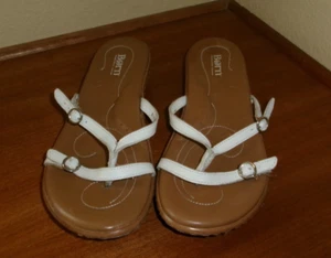 Women's BORN White Flat Sandals Slide On 8 M EUC - Picture 1 of 5