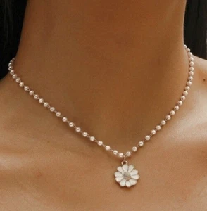 Beautiful Daisy Flower Peral Neckalce - Picture 1 of 4