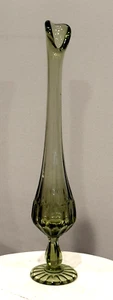 VINTAGE FENTON COLONIAL GREEN THUMBPRINT SWUNG BUD VASE 12.5" TALL (13C) - Picture 1 of 5