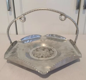 Cesta para servir vintage de aluminio forjado a mano Cromwell patrón de frutas y flores - Imagen 1 de 6