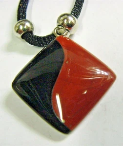 Vintage Edelstein Kunst Komposit Rot Jaspis Schwarz Onyx Anhänger Halskette 50651 - Bild 1 von 7