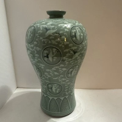 "Florero Celadon coreano de colección grúas voladoras con nubes firmado 10,5""" Foto 1 de 4