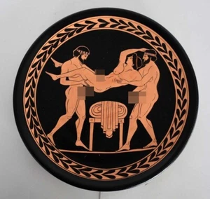 Homoerotische Szene zwischen drei Männern - Athen, 500 v. Chr. - Keramikplatte - Bild 1 von 3