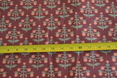 Por 1/2 yarda, árboles frutales naranjas y verdes en algodón oxidado-borgoña, P. Kaufmann, B1316 Foto 1 de 4