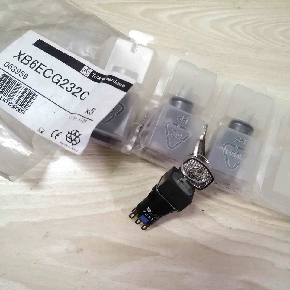 1pcs New Telemecanlque Key Switch XB6ECG232C - Image 1 of 1