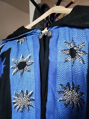 Esta capa con capucha está hecha de tapices, es azul claro con luna y... Foto 1 de 2