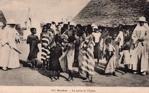 Postal vintage de Sudán Sudán La Sortie de l'Église C359 - Imagen 1 de 2