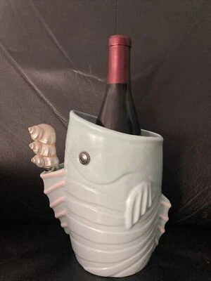 Raro pastel de barro en forma de pescado enfriador de botellas de vino soporte para carrito con tapón azul costero Foto 1 de 4
