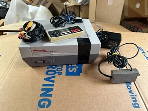 Sistema de entretenimiento de videojuegos original Nintendo NES - Imagen 1 de 8