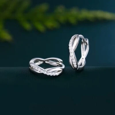 Pendientes de aro Huggie de ley .925 con diamantes pavé creados en laboratorio  Foto 1 de 4