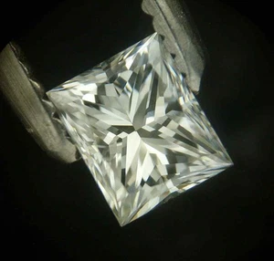 Stunning 0.39 carat "Princess" cut "H", VS1 - Picture 1 of 1