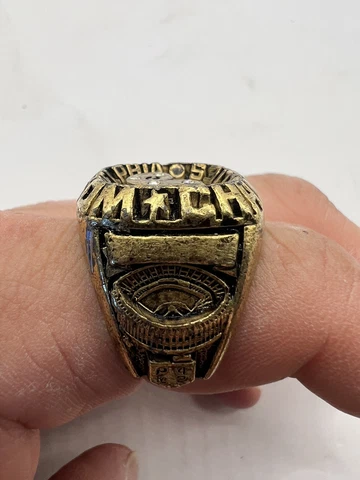 Rare 1980 Philadelphia Phillies Replica World Series Ring Stadium Cover