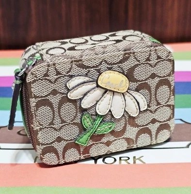 Coach Floral Margarita Flor Pastillero Estuche Pequeño Mini Caja 3 Botellas Caqui Verde Foto 1 de 4