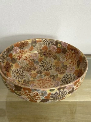 Vintage Satsuma Bowl with Thousand Flower Motif and gold accents - Signed - Image 1 of 4