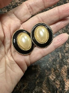 Vintage 90s Allison Reed Faux Pearl Black Enamel Goldtone Oval Clip On Earrings - Picture 1 of 3