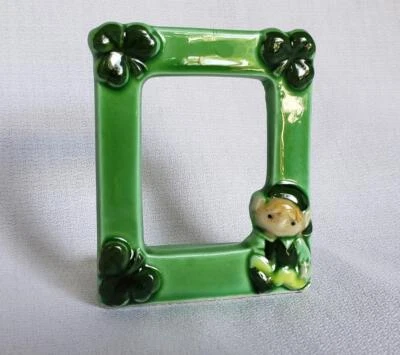 De Colección Duende Día de San Patricio, Pequeño Marco de Fotos de Cerámica Pintado a Mano, Raro Foto 1 de 4