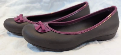 Zapatos planos de ballet Crocs para mujer marrón con ribete púrpura talla 7 Foto 1 de 4
