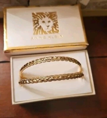 Conjunto de 2 brazaletes de cristal tono dorado Anne Klein elegante estilo de moda Foto 1 de 4