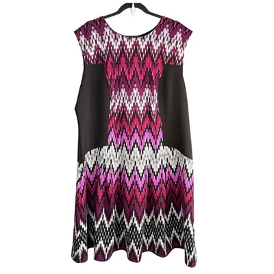 Vestido GABBY SKYE 20W Talla Grande Chevron Rosa Negro Blanco Favorecedor Estilo Clásico Foto 1 de 4