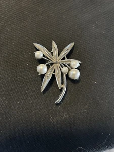 Vintage signierte Caroline Emmons Kunstperlen silberfarben Blatt oder Blume Brosche Anstecknadel - Bild 1 von 5
