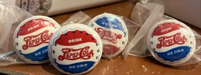 Vint. 4 perillas de gabinete de cajón de cerámica Pepsi Cola publicidad de refrescos blanco, nuevo, raro Foto 1 de 4