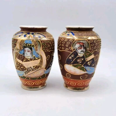 Paire de petits vases porcelaine Satsuma à décor de scènes traditionnelles XXème - Photo 1/4