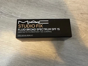 MAC Studio Fix Fluid SPF 15 Fluid Broad Spectrum Foundation - NC30 - Picture 1 of 2