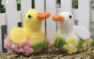 GISELA GRAHAM EASTER WOOL MIX SITTING DUCK WITH FLOWERS DECORATION X 2 - Picture 1 of 2
