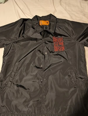Chaqueta Boyz N the Hood x Shoe Palace Marca Negra Roja Logo Talla M 2021 Collabe Foto 1 de 4