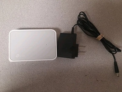 TP-Link TL-SF1005D 5-Port 10/100Mbps Desktop Switch. - Image 1 of 4