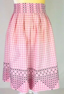 Delantal Plisado a Cuadros Rosa y Blanco Medio Delantal Negro X's Creando Triángulos - Imagen 1 de 7