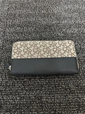 Cartera DKNY Vela Grande Cremallera Alrededor Logo Patrón Negra/Tostada  Foto 1 de 4