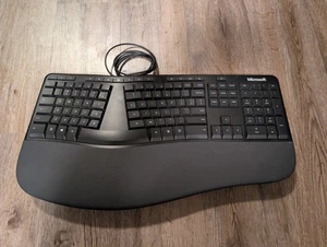 Microsoft 1878 USB Ergonomic Keyboard in Black w/ Riser Lightly Used Clean EUC - Afbeelding 1 van 6
