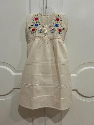 Vestido de niña mexicana con bordado a mano. Foto 1 de 4