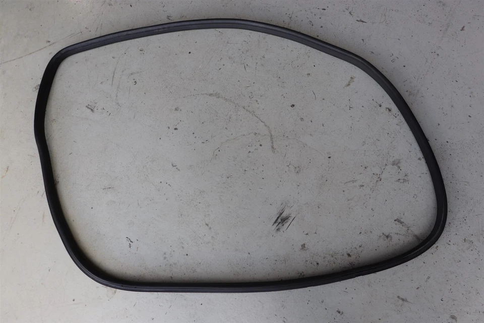 Уплотнение прокладки для 16-дверной рамы купе Mercedes Benz C63S AMG C205 RHS A2056363800 J235 - Изображение 1 из 1