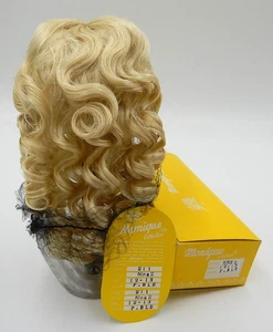 Parrucca bambola Monique "Nina II" nuova con etichette #211-P.Blonde taglia 12/13 lunga ondulata a ricci, frangia - Foto 1 di 5