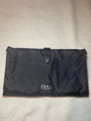 Almohadilla de viaje cambiadora de pañales para bebé Kate Spade New York negra plegable Foto 1 de 4