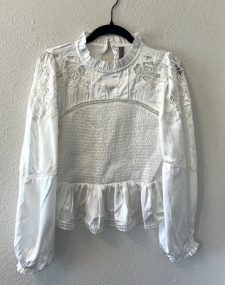 Blusa para mujer By Anthropologie talla mediana blanca ajustada manga larga encaje satinado Foto 1 de 4