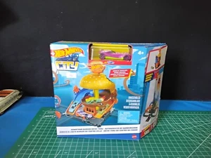 Hot Wheels City Downtown Burger Drive-Thru w/ 1 Car - Picture 1 of 3
