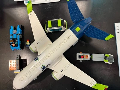 LEGO CITY 60367 Avión de Pasajeros, Faltan 4 Minifiguras de Pasajeros Foto 1 de 4