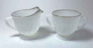 Vintage Fire King Ofengeschirr Milchglas Swirl Sahne und Zucker Set mit Goldrand - Bild 1 von 12