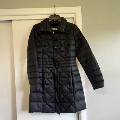 CHAQUETA LARGA ACOLCHADA DE INVIERNO PARA MUJER LARRY LEVINE PEQUEÑA CON CREMALLERA Y BROCHES DE PRESIÓN Foto 1 de 4